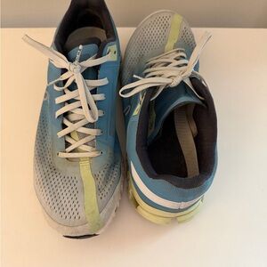 OnCloud sneakers women’s size 9